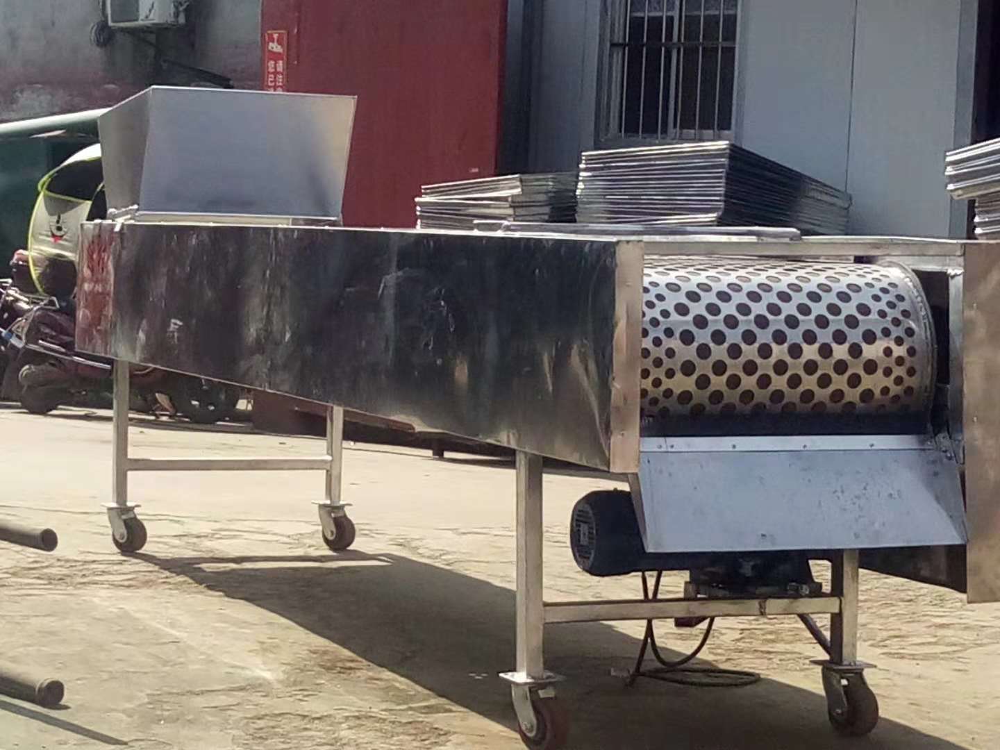 客戶定制的2臺4.5M香菇剪腳機(jī)出貨